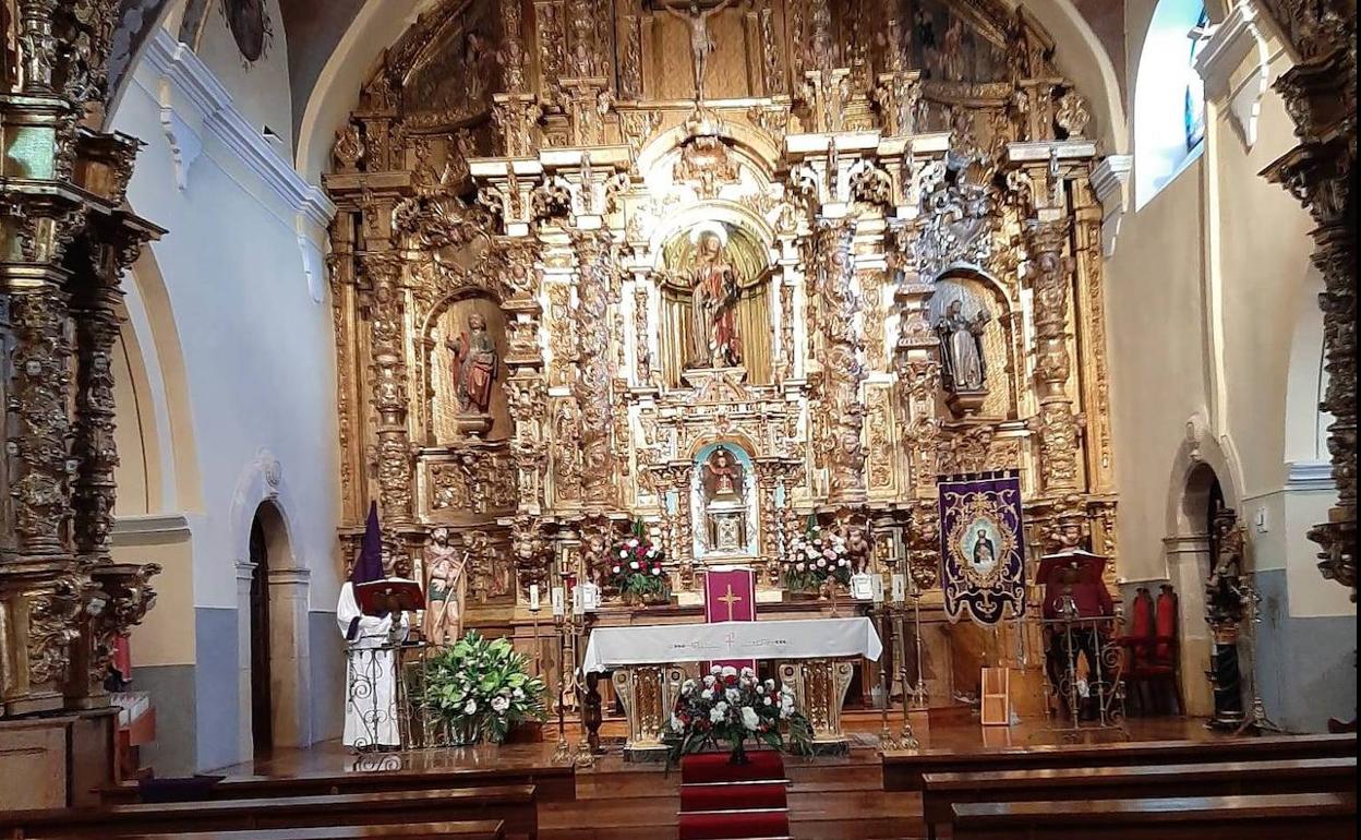 Exposición de los pasos en la iglesia parroquial de Santa Marina del Rey.