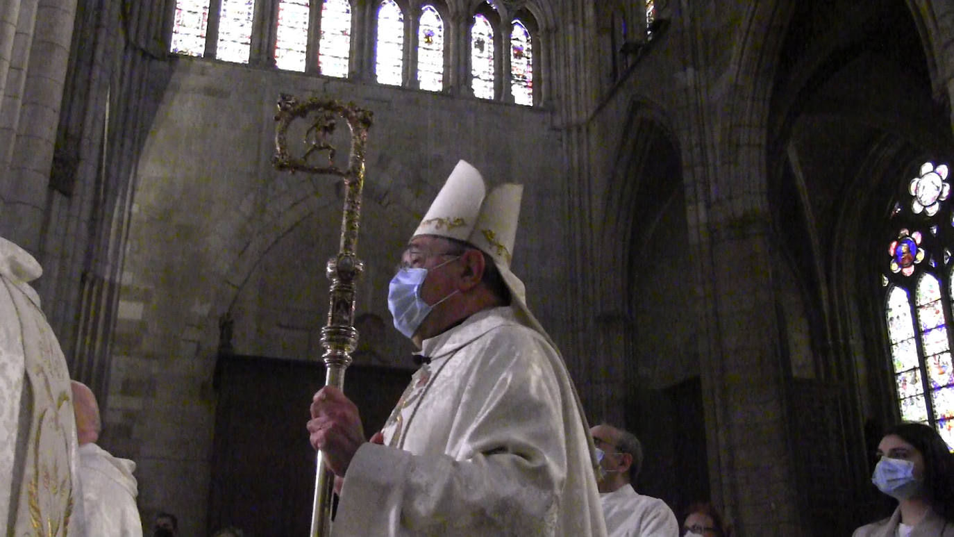 La cofradía ha ofrecido el fuego pascual antes de la celebración de la Vigilía. 