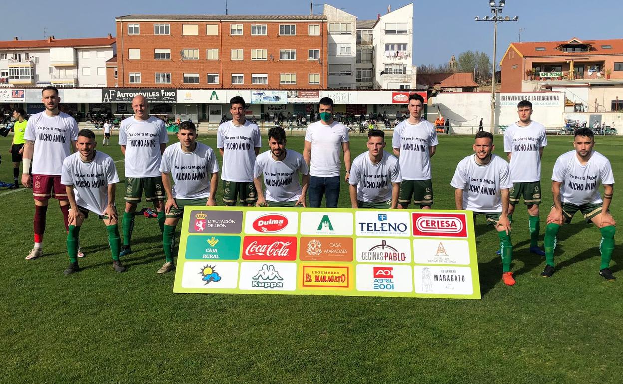 Once de Atlético Astorga con camisetas de apoyo a Miguel tra su grave lesión.