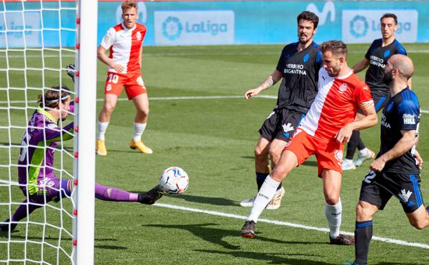 Galería. Stuani, en el momento de marcar el primer gol del partido.