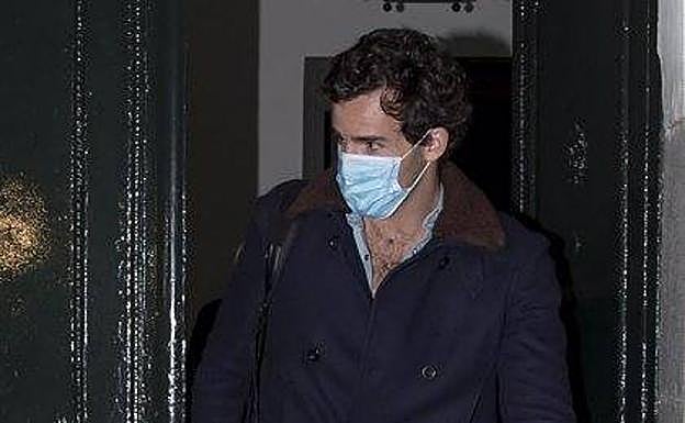 Íñigo Onieva acude a una conocida sastrería de Madrid sin su mejor acompañante, Tamara Falcó. 