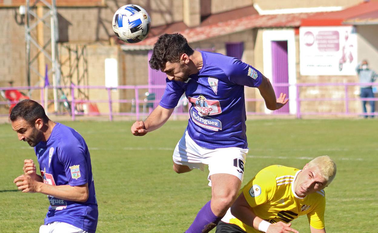 Aitor, jugador de La Bañeza, en un lance del partido.