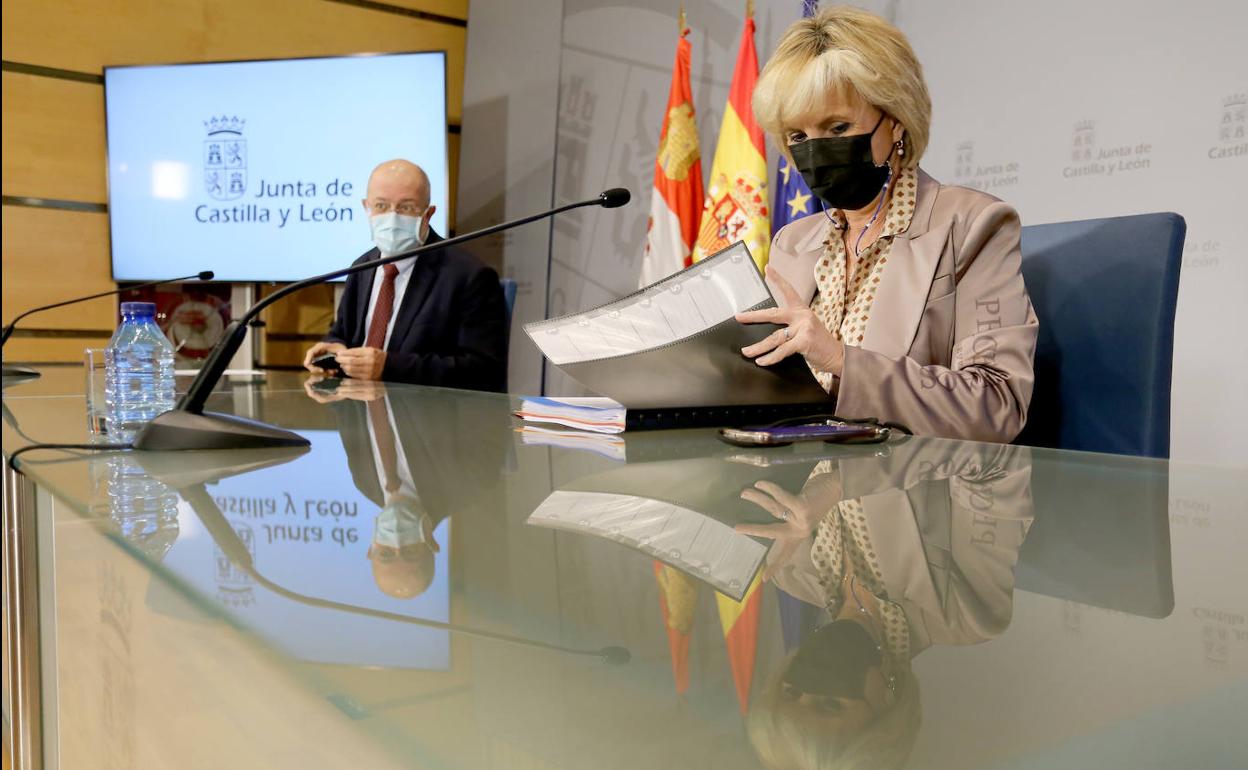 Verónica Casado, en primer término, y Francisco Igea, al fondo, durante la rueda de prensa de este lunes. 