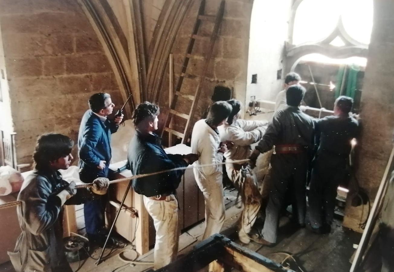 Bajada del engranaje del reloj por los alumnos y monitores de la Escuela deTaller de restauración de León.