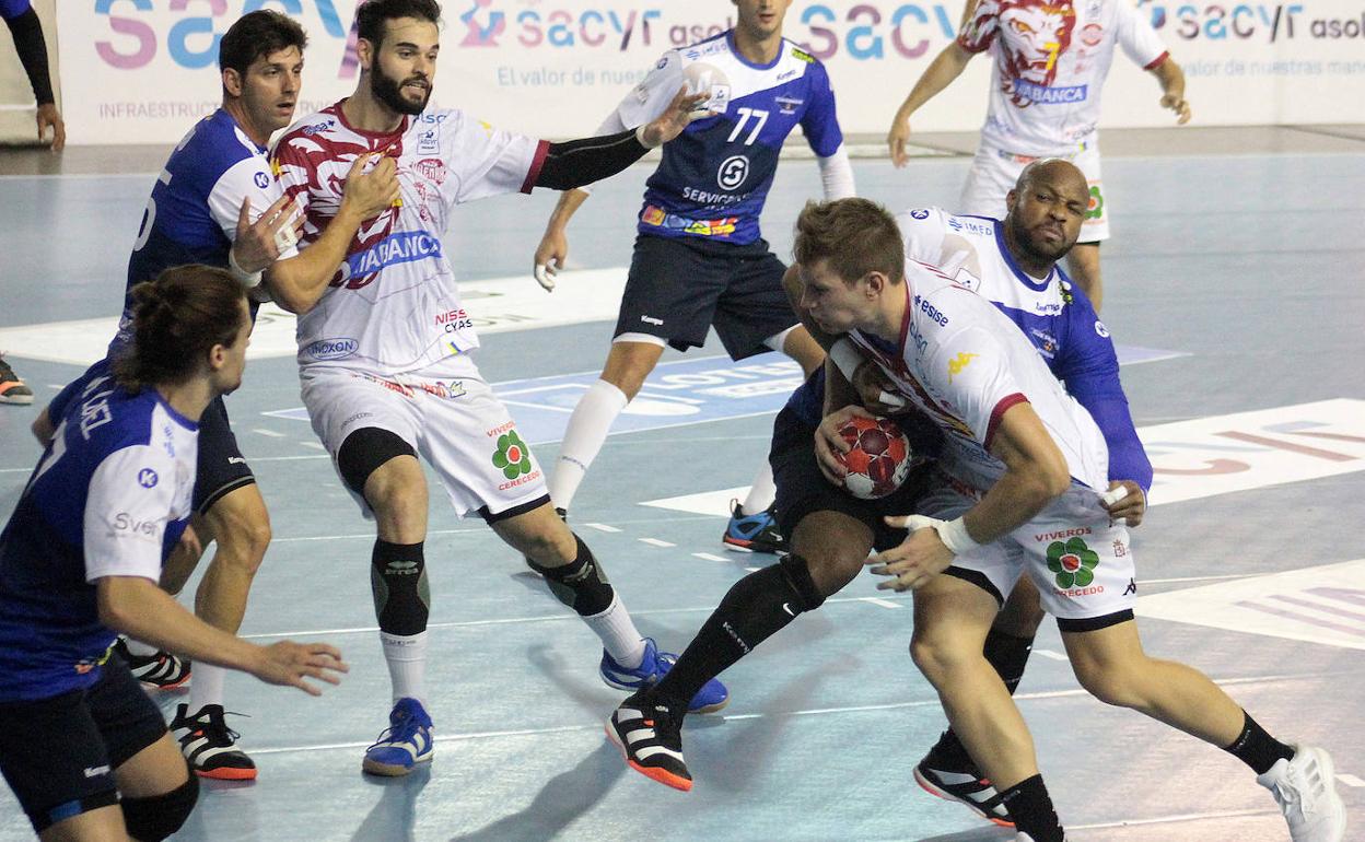 Marchán y Lucin, en una acción del duelo ante Benidorm.