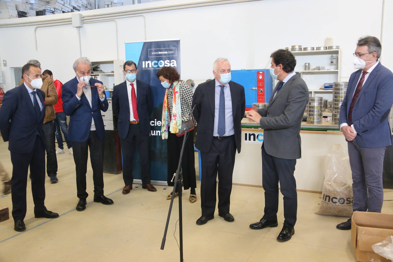 El consejero de Economía visita las instalaciones de Incosa. En las imágenes el consejero de Economía y Hacienda, Carlos Fernández Carriedo junto a Gerardo Gutiérrez, presidente de Incosa. 