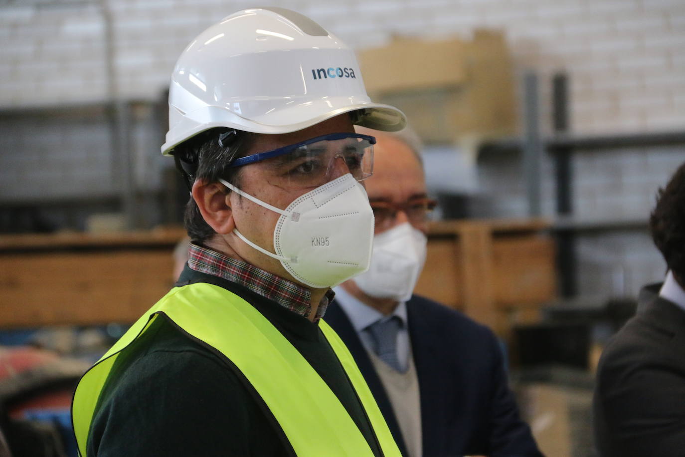 El consejero de Economía visita las instalaciones de Incosa. En las imágenes el consejero de Economía y Hacienda, Carlos Fernández Carriedo junto a Gerardo Gutiérrez, presidente de Incosa. 