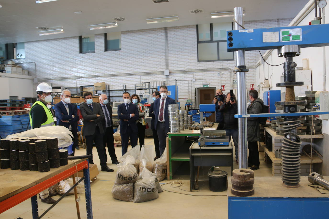 El consejero de Economía visita las instalaciones de Incosa. En las imágenes el consejero de Economía y Hacienda, Carlos Fernández Carriedo junto a Gerardo Gutiérrez, presidente de Incosa. 