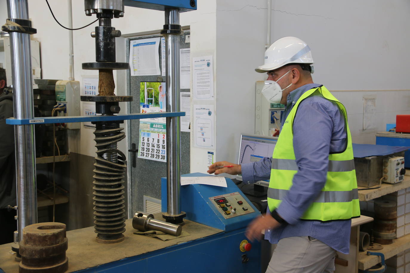 El consejero de Economía visita las instalaciones de Incosa. En las imágenes el consejero de Economía y Hacienda, Carlos Fernández Carriedo junto a Gerardo Gutiérrez, presidente de Incosa. 