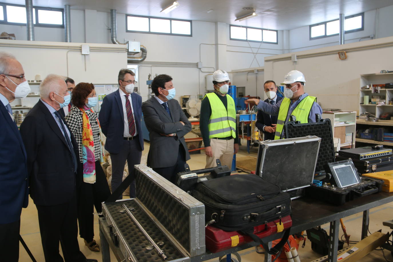 El consejero de Economía visita las instalaciones de Incosa. En las imágenes el consejero de Economía y Hacienda, Carlos Fernández Carriedo junto a Gerardo Gutiérrez, presidente de Incosa. 