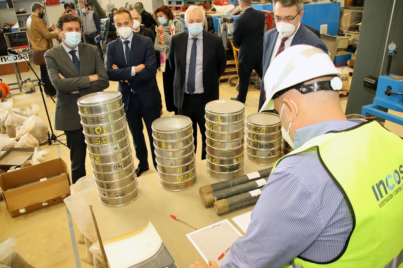 El consejero de Economía visita las instalaciones de Incosa. En las imágenes el consejero de Economía y Hacienda, Carlos Fernández Carriedo junto a Gerardo Gutiérrez, presidente de Incosa. 