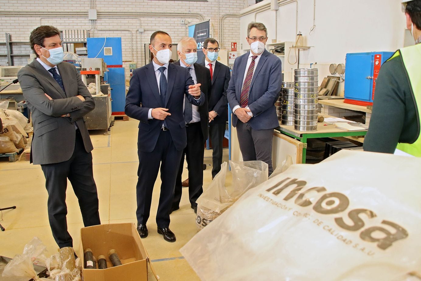 El consejero de Economía visita las instalaciones de Incosa. En las imágenes el consejero de Economía y Hacienda, Carlos Fernández Carriedo junto a Gerardo Gutiérrez, presidente de Incosa. 