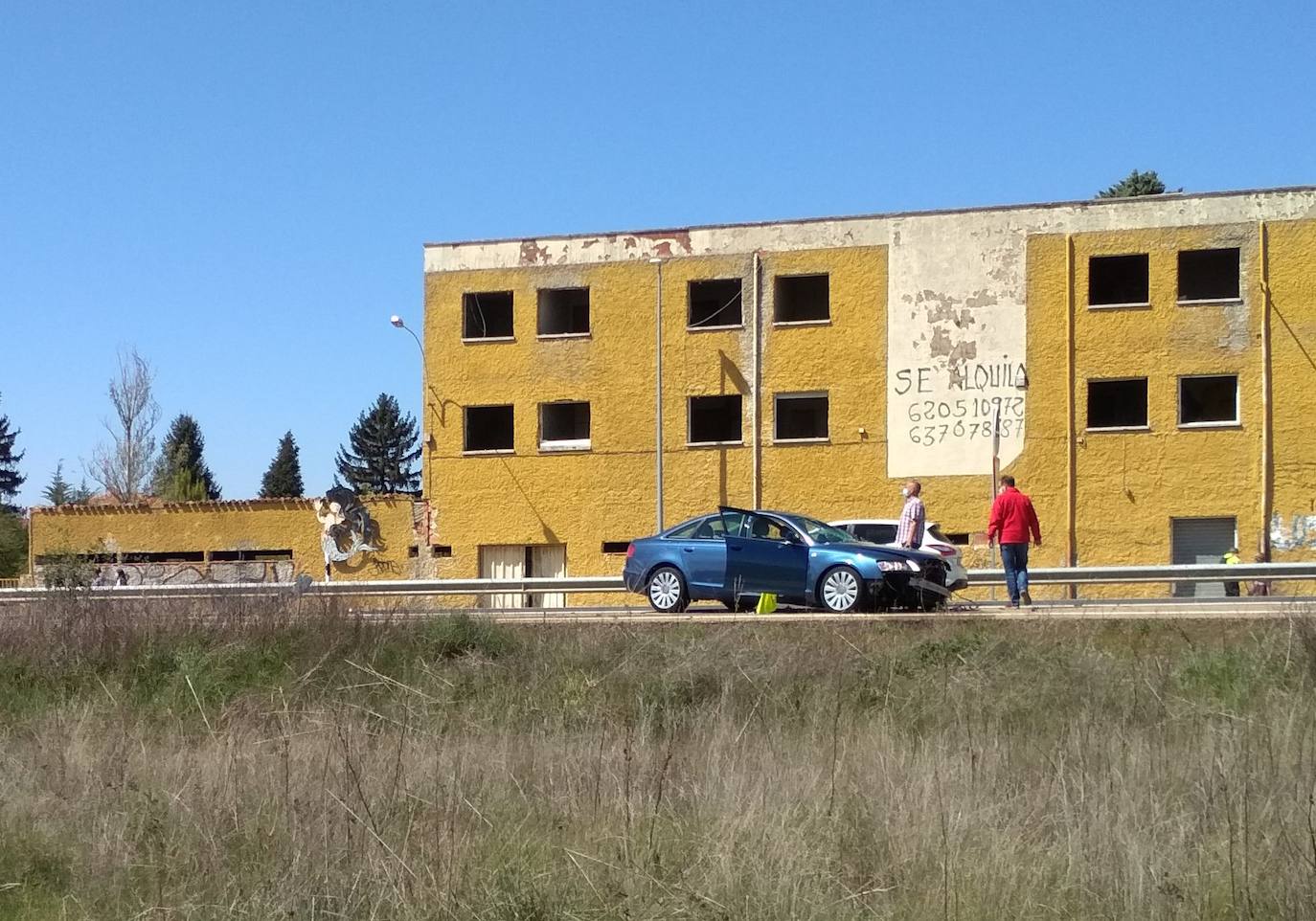 El accidente ha tenido lugar en torno a las 14:48 horas en la carretera de Villadangos y ha resultado herido el conductor de un turismo