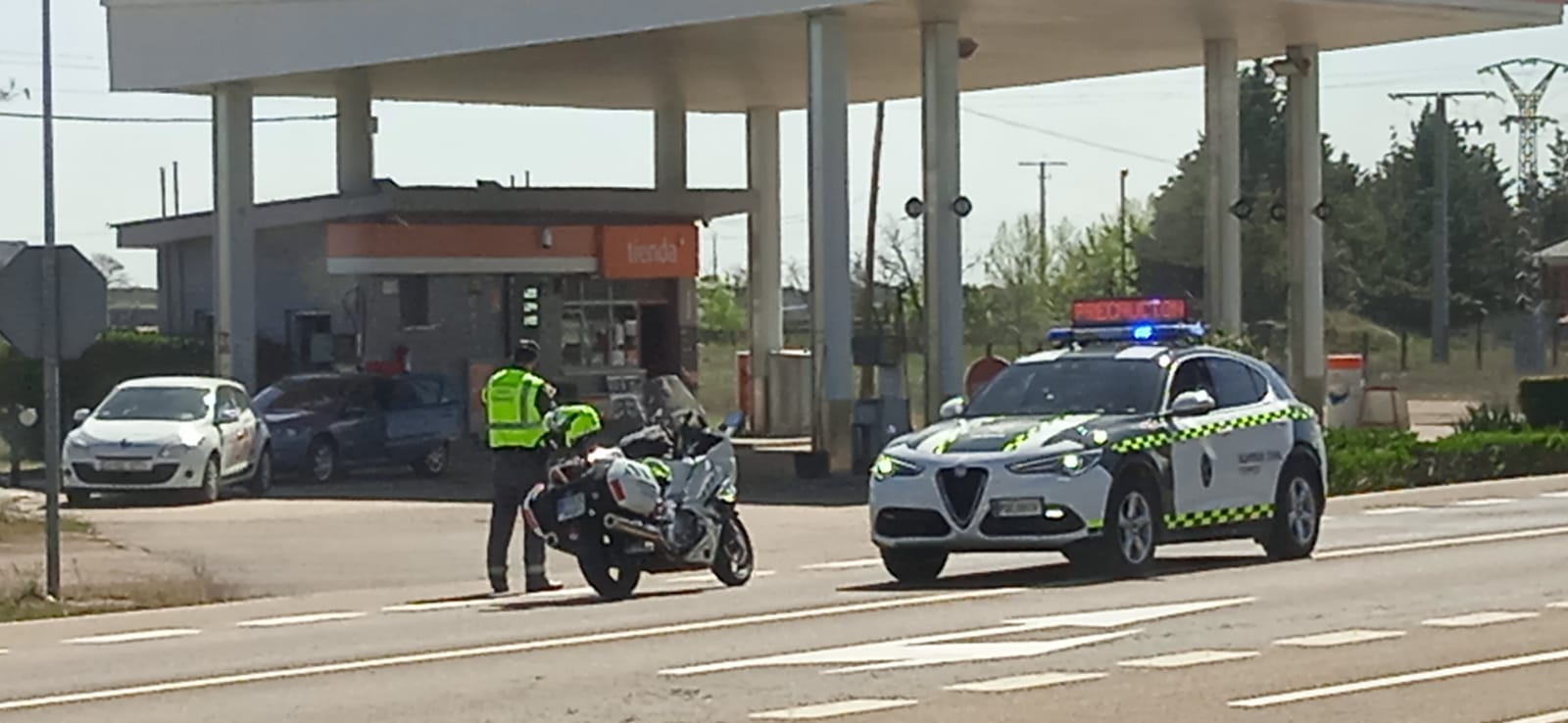 El accidente ha tenido lugar en torno a las 14:48 horas en la carretera de Villadangos y ha resultado herido el conductor de un turismo