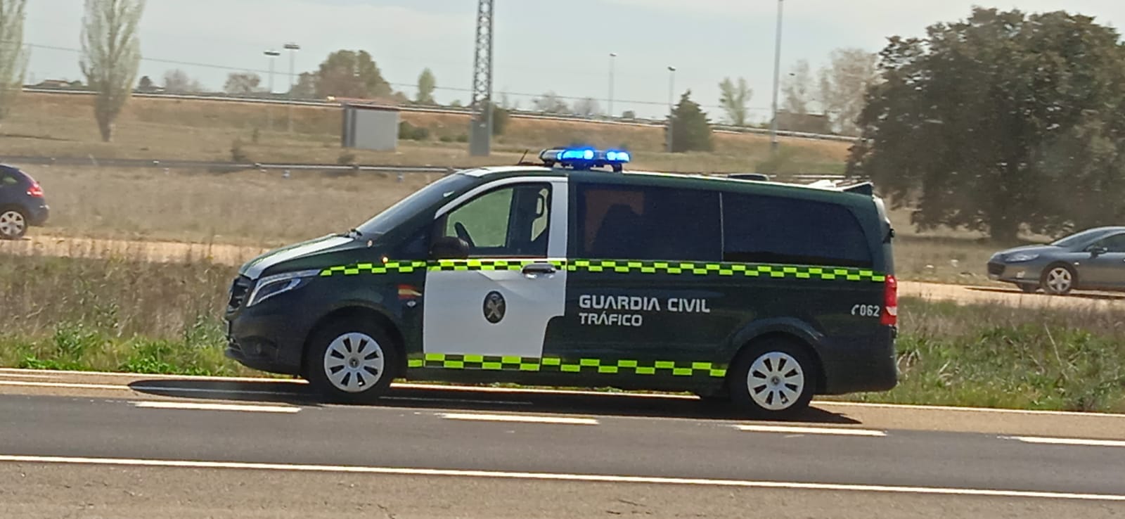 El accidente ha tenido lugar en torno a las 14:48 horas en la carretera de Villadangos y ha resultado herido el conductor de un turismo