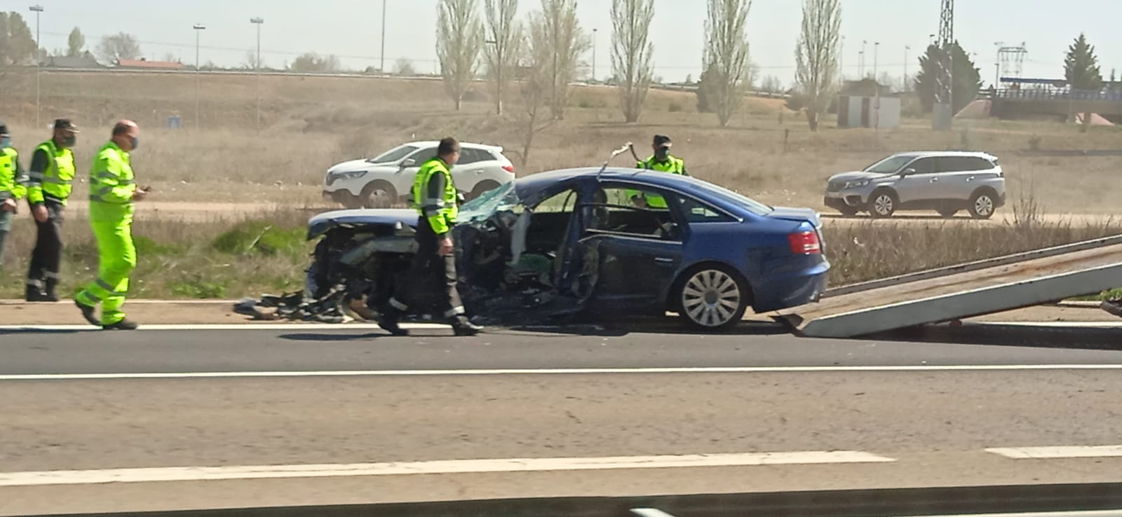 El accidente ha tenido lugar en torno a las 14:48 horas en la carretera de Villadangos y ha resultado herido el conductor de un turismo