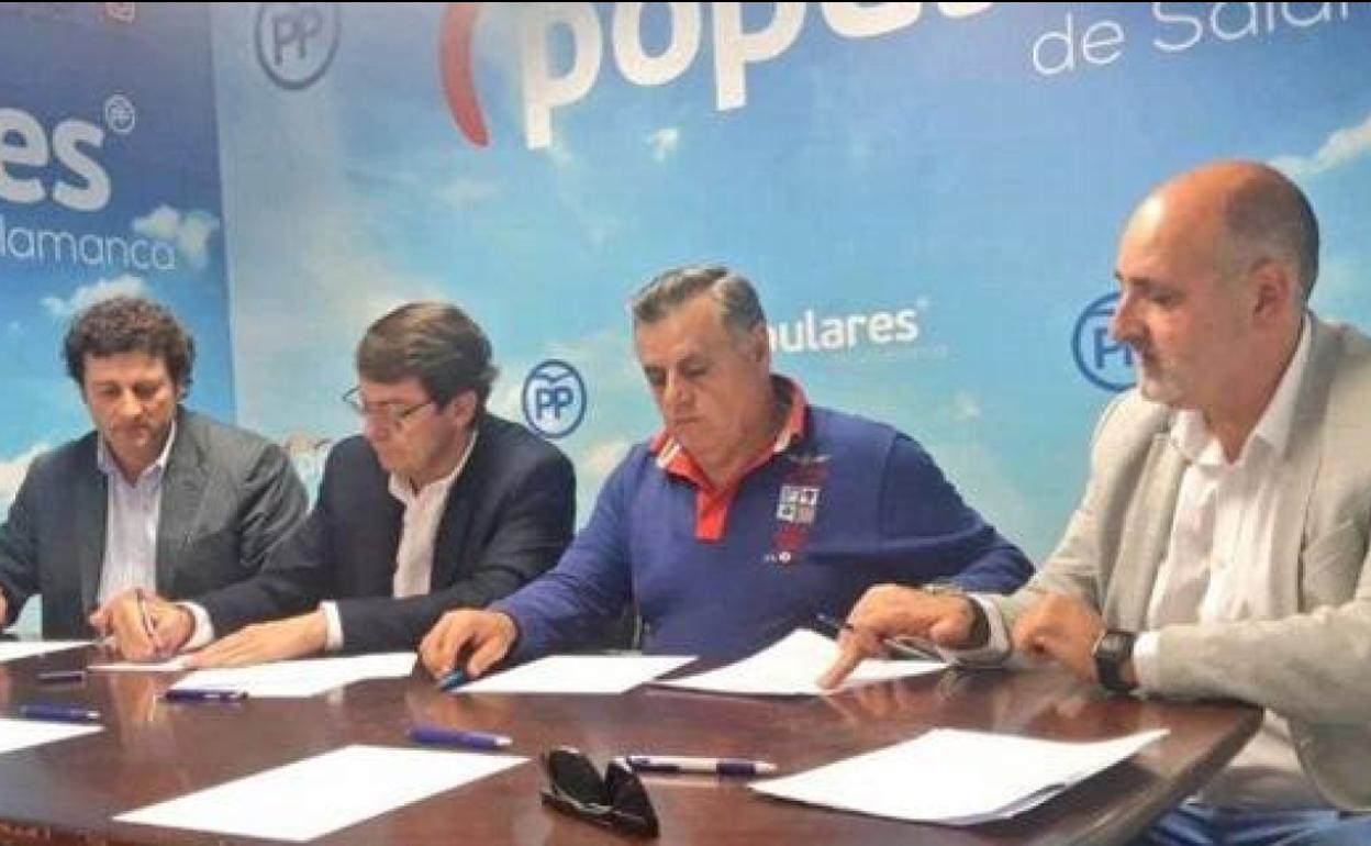 Firma del convenio de rechazo de la planta de biomasa con el presidente de la Junta de Castilla y León.