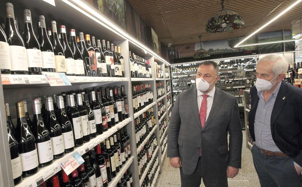 Representantes de la institución leonesa durante su recorrido por los productos de León presentes en Madrid. 