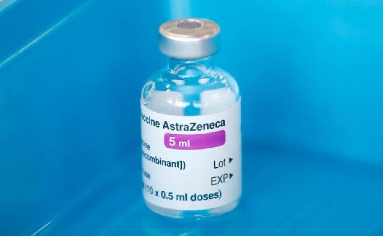 La vacunación de AstraZeneca siembra de dudas a la población.