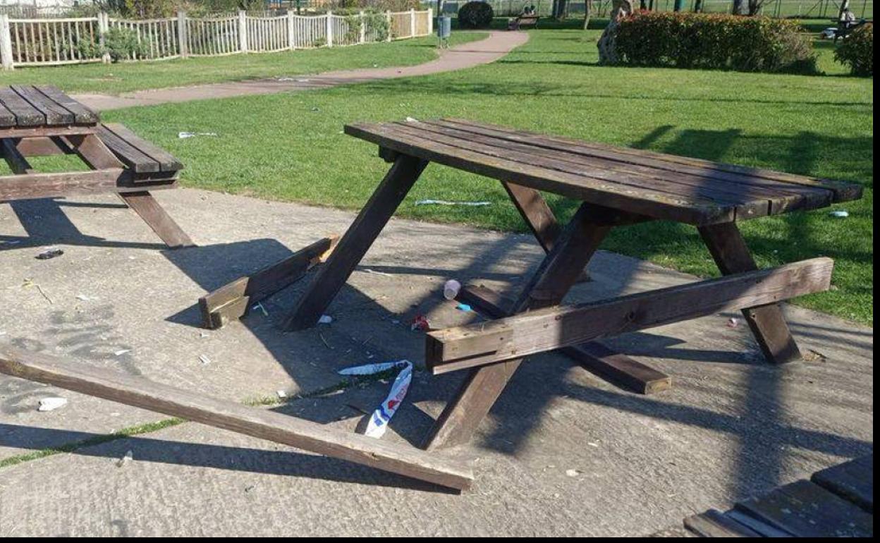 Bnacos destrozados en el parque de San Andrés.