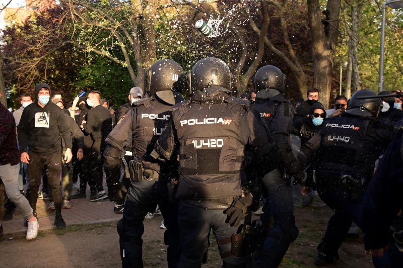 Cargas policiales durante el acto electoral de Vox en Vallecas.