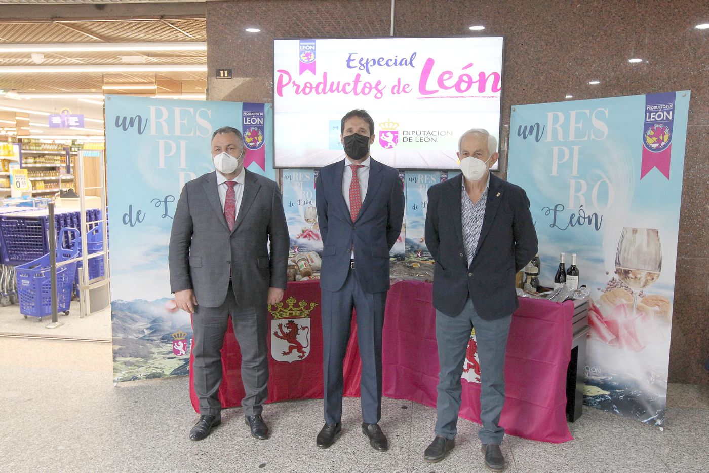 El presidente de la Diputación de León, Eduardo Morán, y el vicepresidente, Matías Llorente, presentan la campaña de Productos de León en los Supermercados Plaza de Madrid con la asistencia del consejero delegado de Establecimientos Plaza SA, Pedro Plaza. 