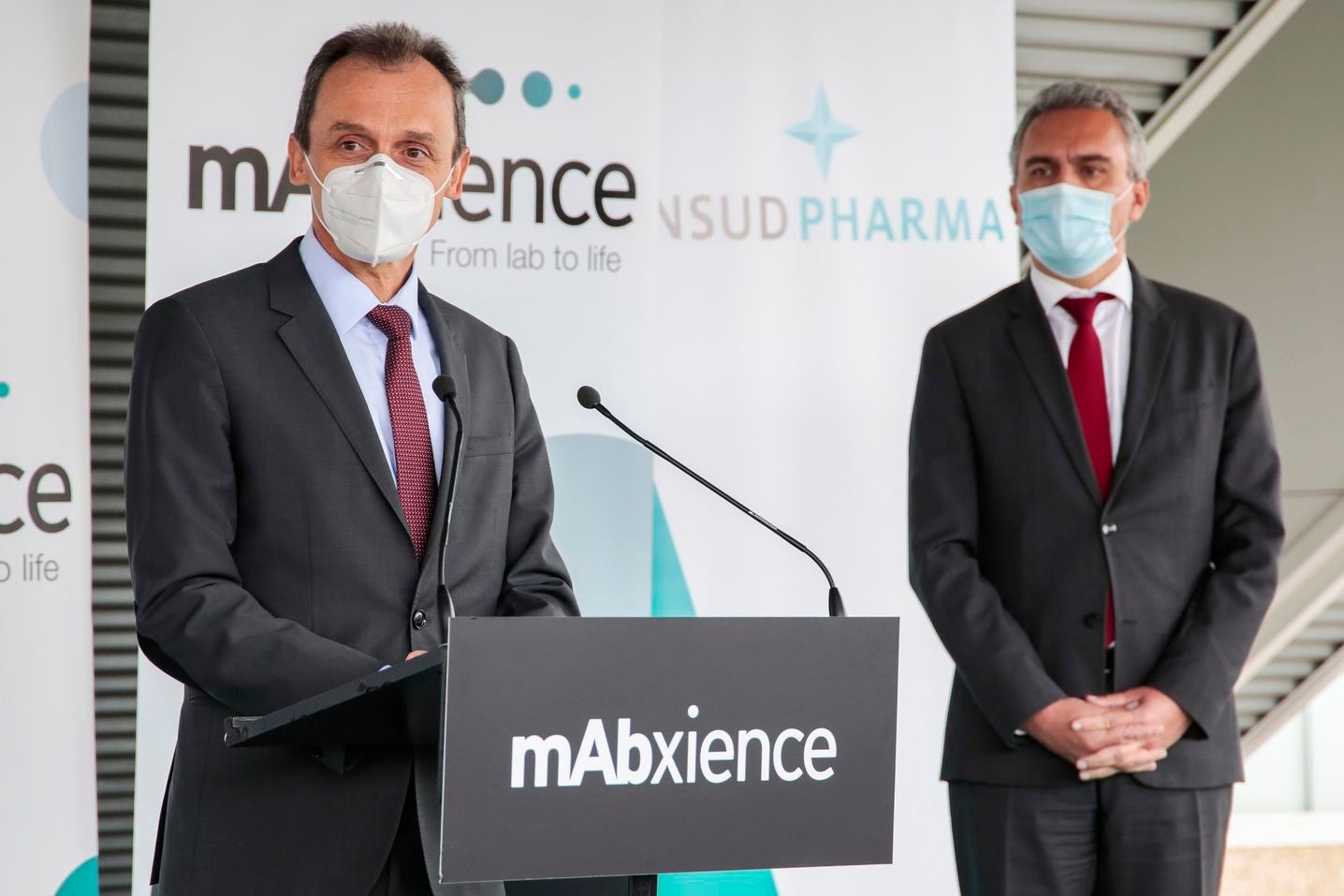 El ministro de Ciencia e Innovación, Pedro Duque, visita el Parque Tecnológico de León y su planta farmacéutica mAbxience para conocer los últimos desarrollos en medicamentos y las capacidades de fabricación de otras tecnologías sanitarias. Junto a él, el CEO del grupo Insud Pharma, Lucas Sigman.