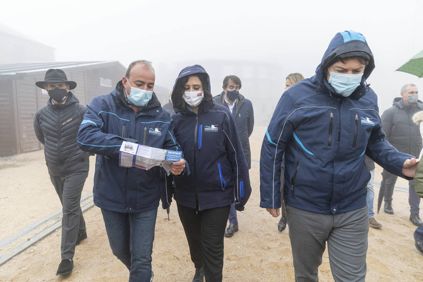 La presidenta Isabel Díaz Ayuso y Fernández Mañueco visitan la instalación invernal.