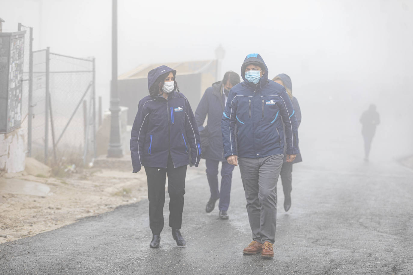 La presidenta Isabel Díaz Ayuso y Fernández Mañueco visitan la instalación invernal.