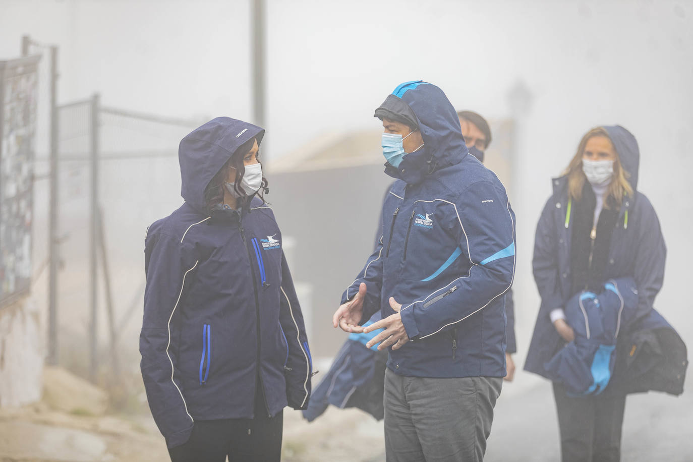 La presidenta Isabel Díaz Ayuso y Fernández Mañueco visitan la instalación invernal.