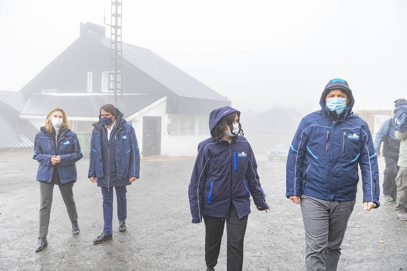 La presidenta Isabel Díaz Ayuso y Fernández Mañueco visitan la instalación invernal.