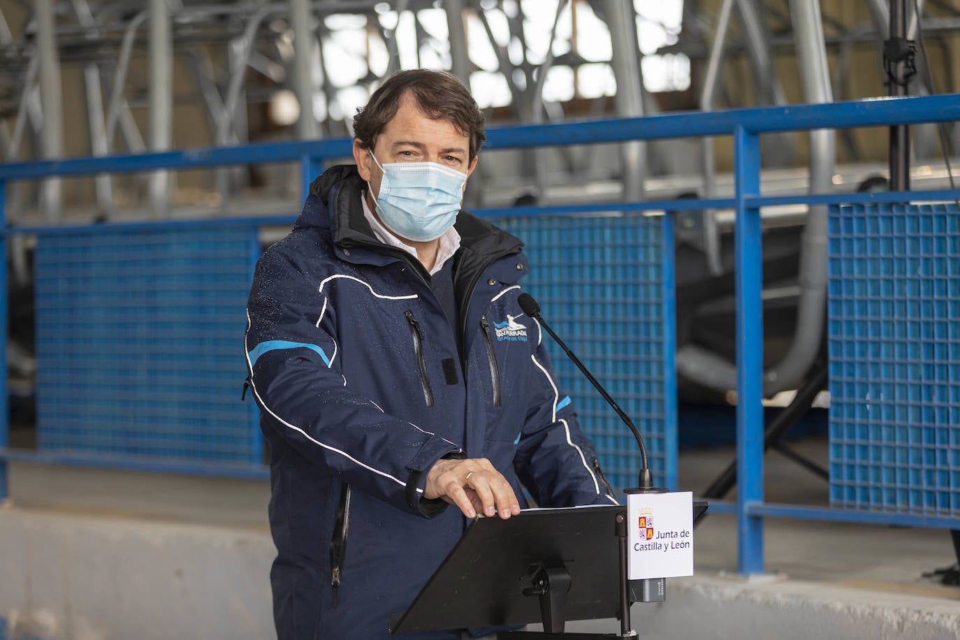 La presidenta Isabel Díaz Ayuso y Fernández Mañueco visitan la instalación invernal.