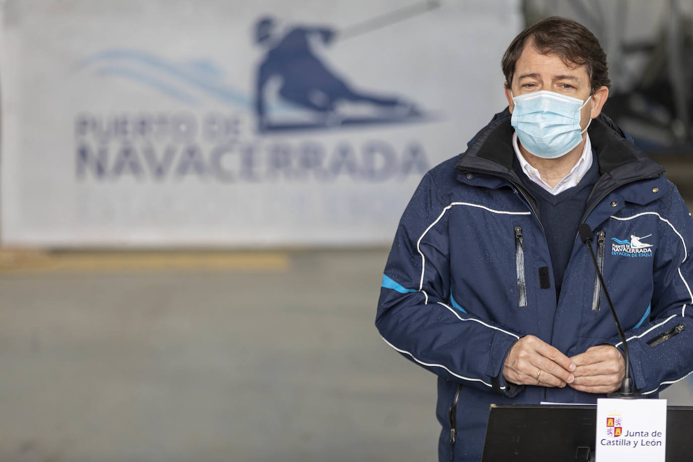 La presidenta Isabel Díaz Ayuso y Fernández Mañueco visitan la instalación invernal.