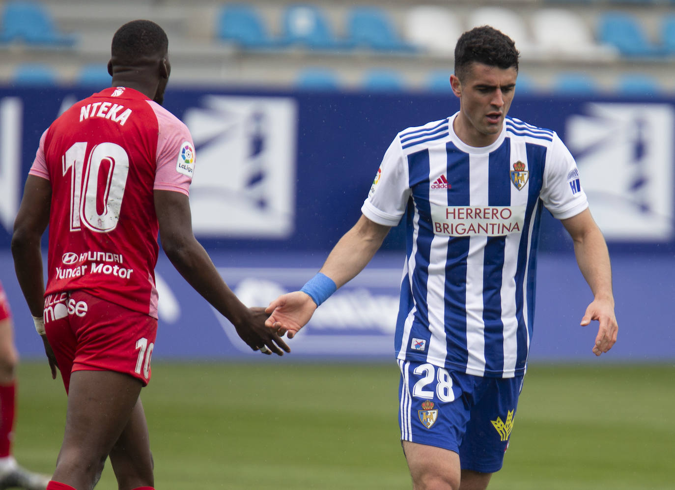 Ambos equipos se enfrentan en una jornada de Segunda División.