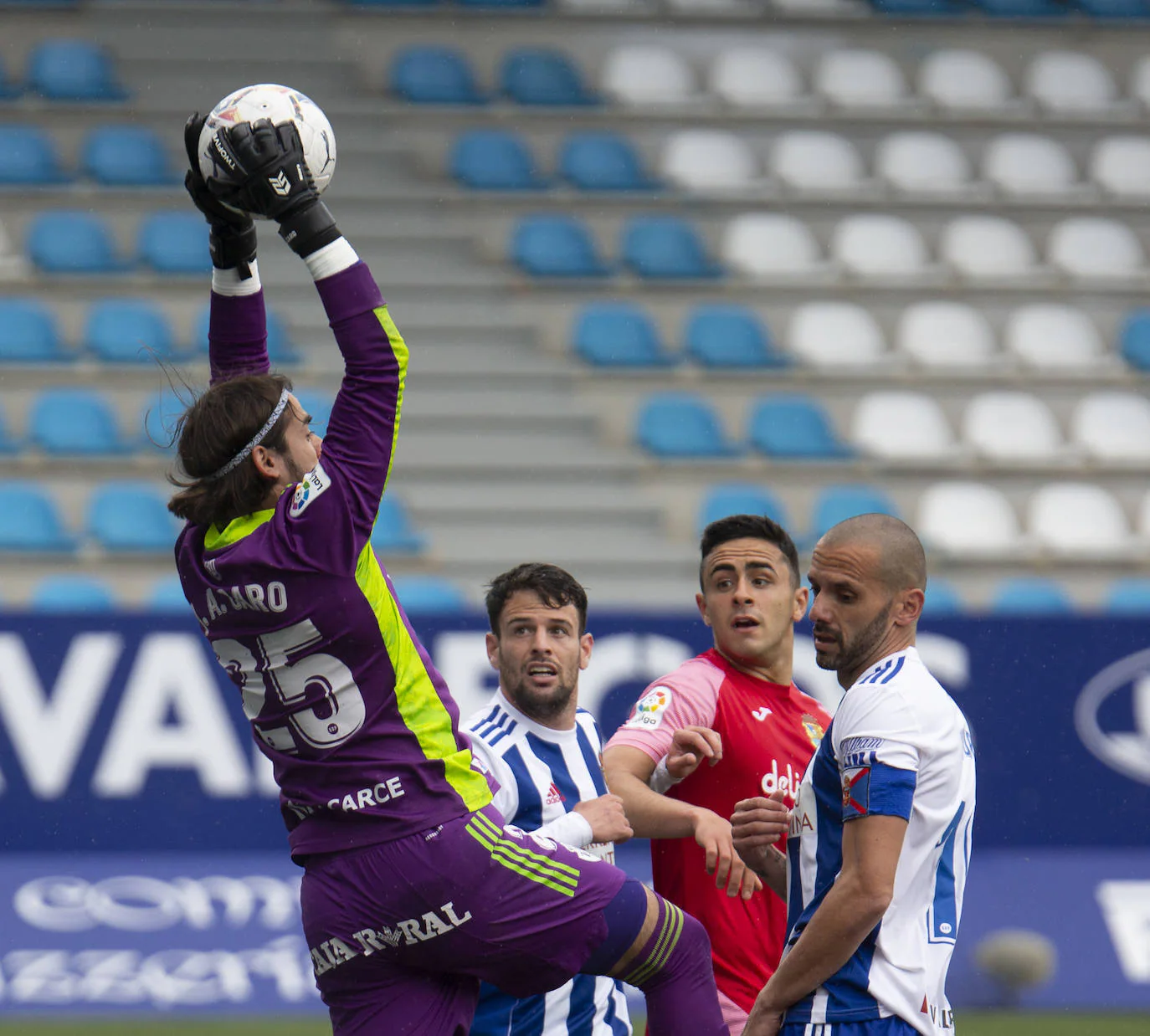 Ambos equipos se enfrentan en una jornada de Segunda División.