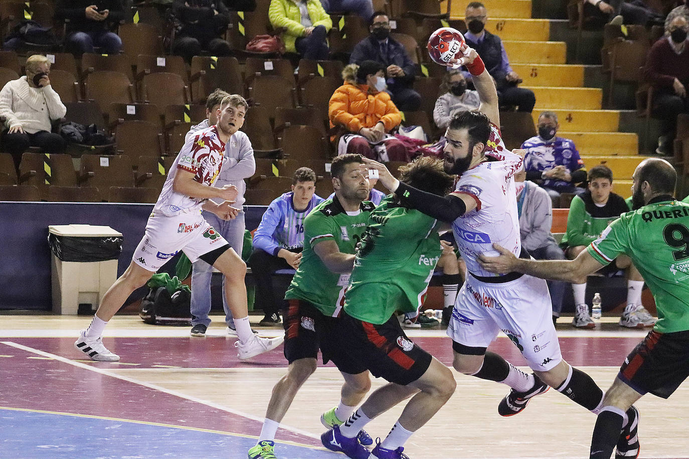 Los leoneses se impusieron al Puerto Sagunto en la Liga Sacyr Asobal.