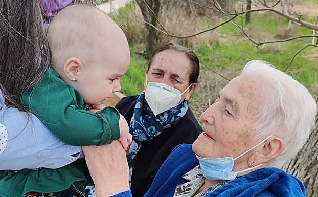 Imagen principal - Encarna y Valentina se conocen bajo la atenta mirada de las mujeres de la familia.