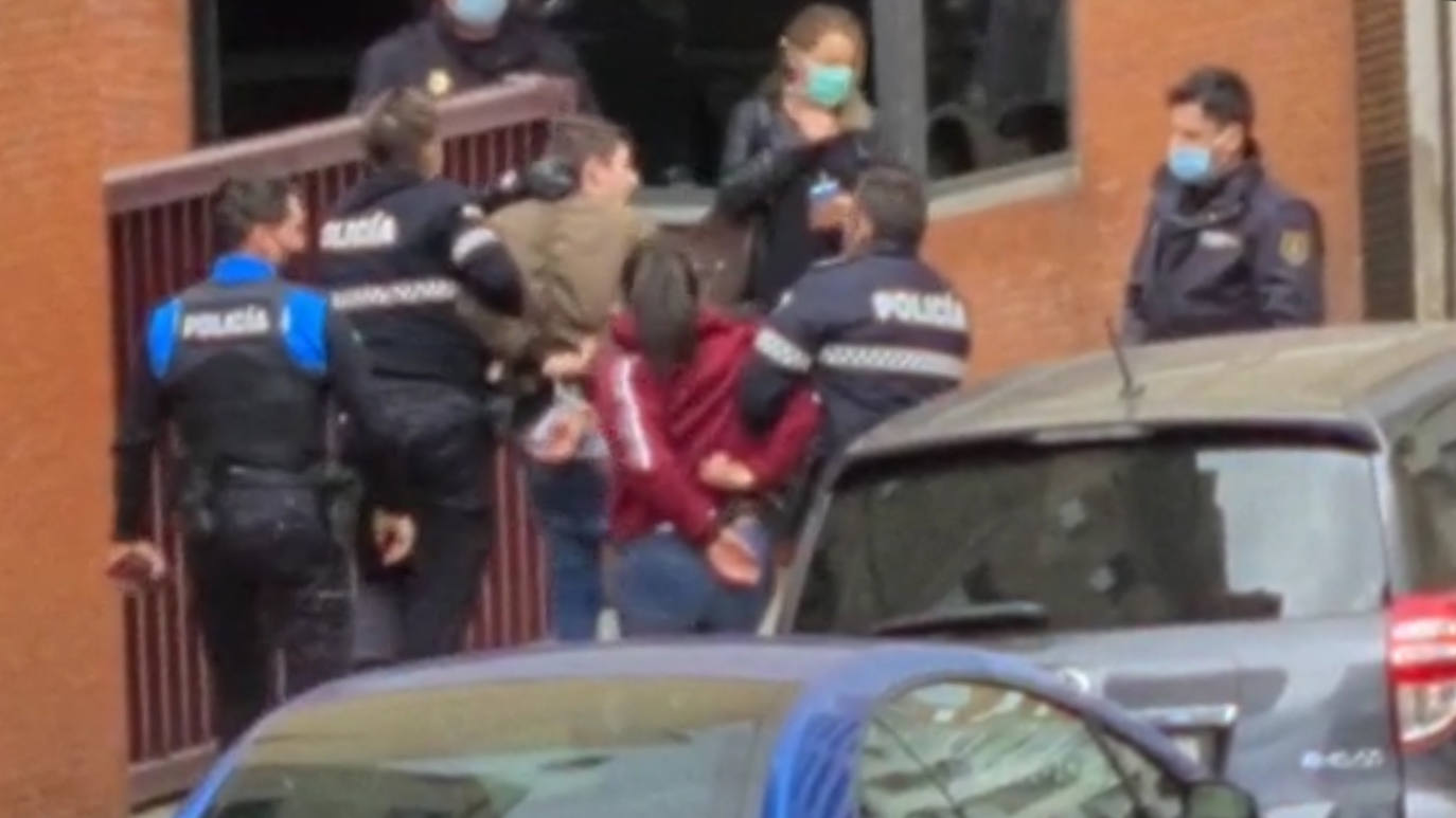 Una mujer y un hombre de joven edad han pasado a disposición judicial por su comportamiento ante los agentes mientras comprobaban el nivel de alcoholemia de la persona que conducía el vehículo donde viajaban los detenidos.