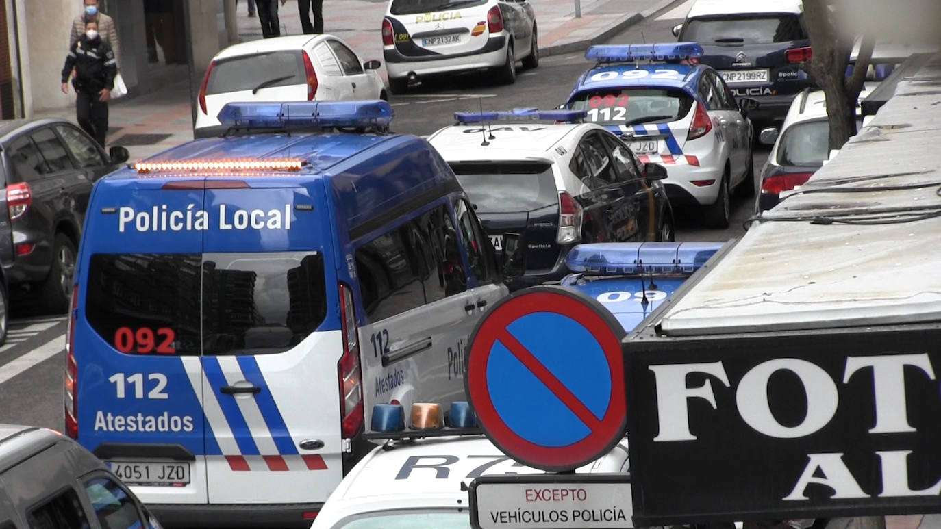 Una mujer y un hombre de joven edad han pasado a disposición judicial por su comportamiento ante los agentes mientras comprobaban el nivel de alcoholemia de la persona que conducía el vehículo donde viajaban los detenidos.