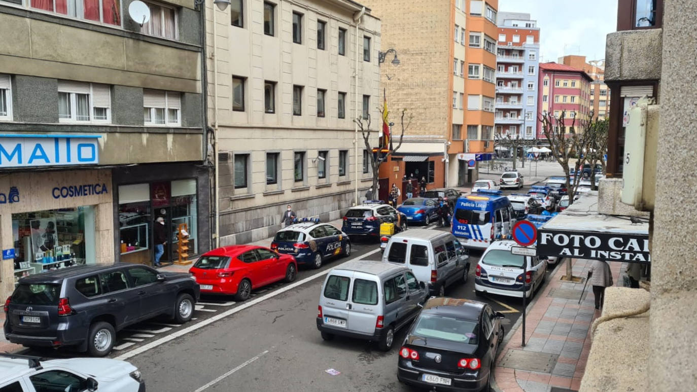 Una mujer y un hombre de joven edad han pasado a disposición judicial por su comportamiento ante los agentes mientras comprobaban el nivel de alcoholemia de la persona que conducía el vehículo donde viajaban los detenidos.