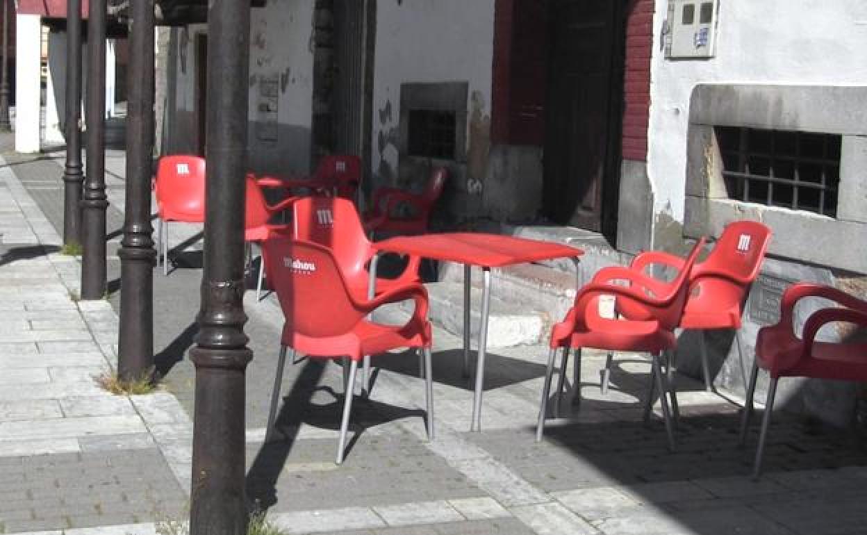 Imagen de una terraza en La Pola de Gordón el pasado lunes.