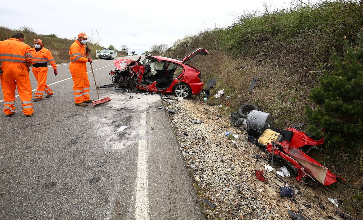 Un fallecido y dos heridos graves en un choque frontal entre dos turismos en Rodanillo