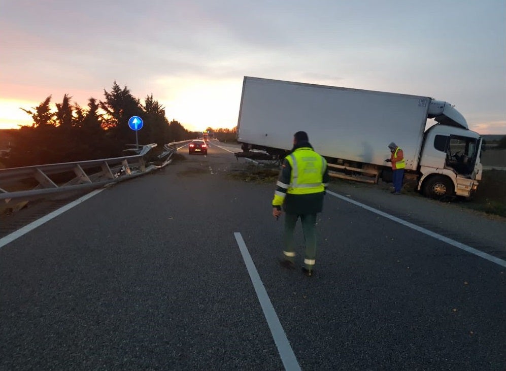 El accidente de un camión corta el carril derecho de la autovía a Burgos a la altura de Calzada de Coto