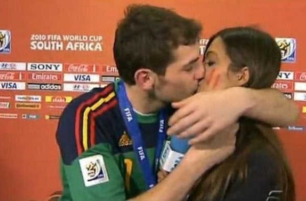 Aunque el amor de Sara Carbonero e Iker Casillas haya llegado a su fin, para la posteridad quedará el espontáneo beso que el guardamenta le plantó a la periodista tras ganar el Mundial de Fútbol. Un beso legendario, tan tierno como real. El beso que emocionó a España. 