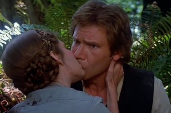 Los amantes de Star Wars no olvidarán el beso entre Han Solo y la Princesa Leia, que ha quedado grabado en la memoria como tantos otras escenas de una saga de culto que aún continúa aunque ambos personajes hayan ya pasado a mejor vida.