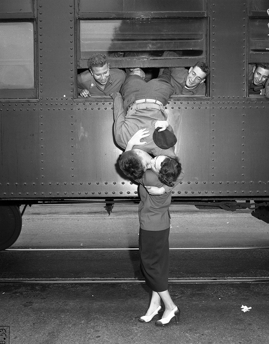 Las despedidas antes de partir hacia la batalla han dejado momentos inolvidables a lo largo de la historia. En esta imagen, un soldado abandonad Los Ángeles con destino a la Guerra de Corea. Sacada el 6 de septiembre de 1950, se desconoce el nombre de su autor. 