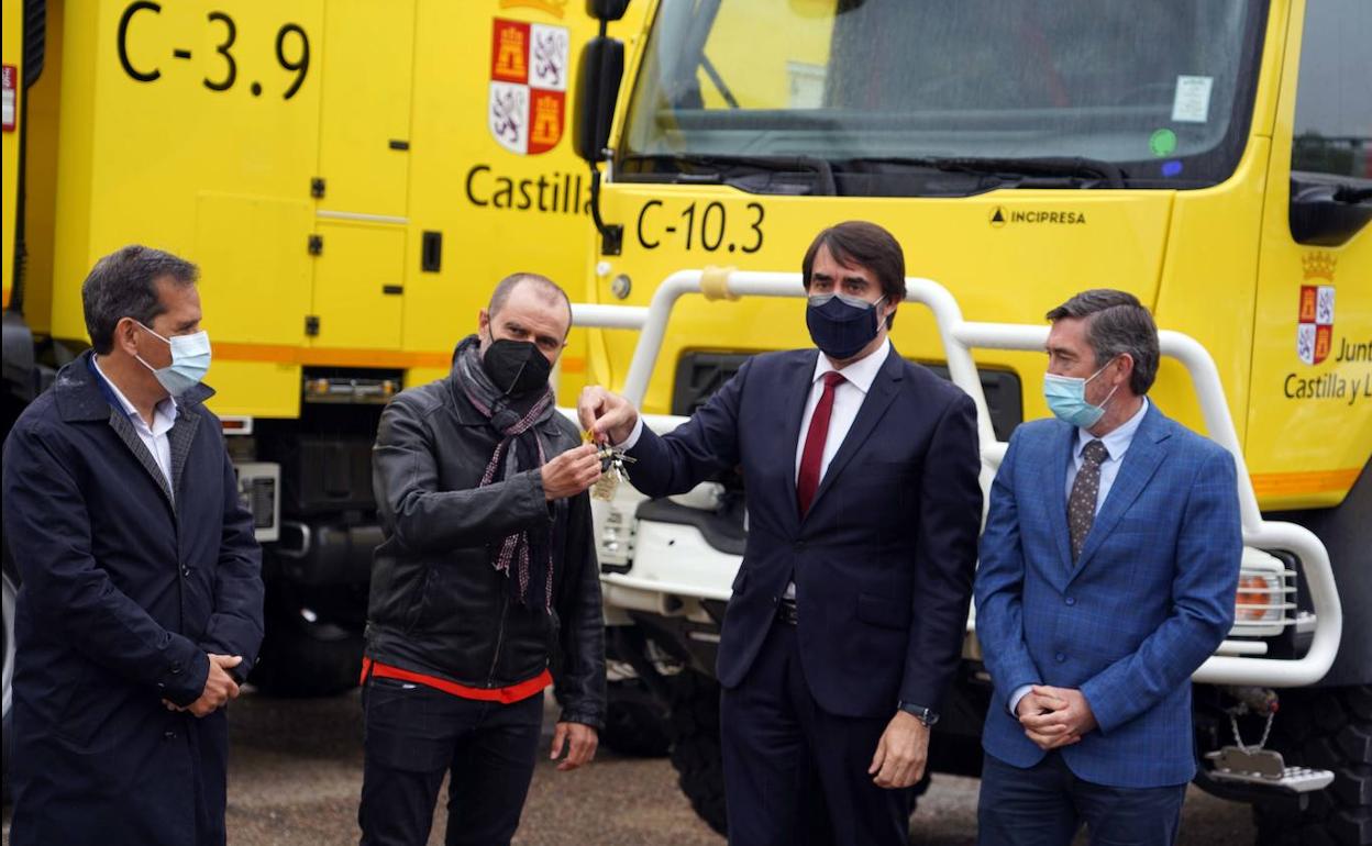 El consejero de Fomento y Medio Ambiente, Juan Carlos Suárez-Quiñones, hace entrega de tres nuevos camiones autobomba todoterreno para extinción de incendios forestales en Burgos, León y Zamora