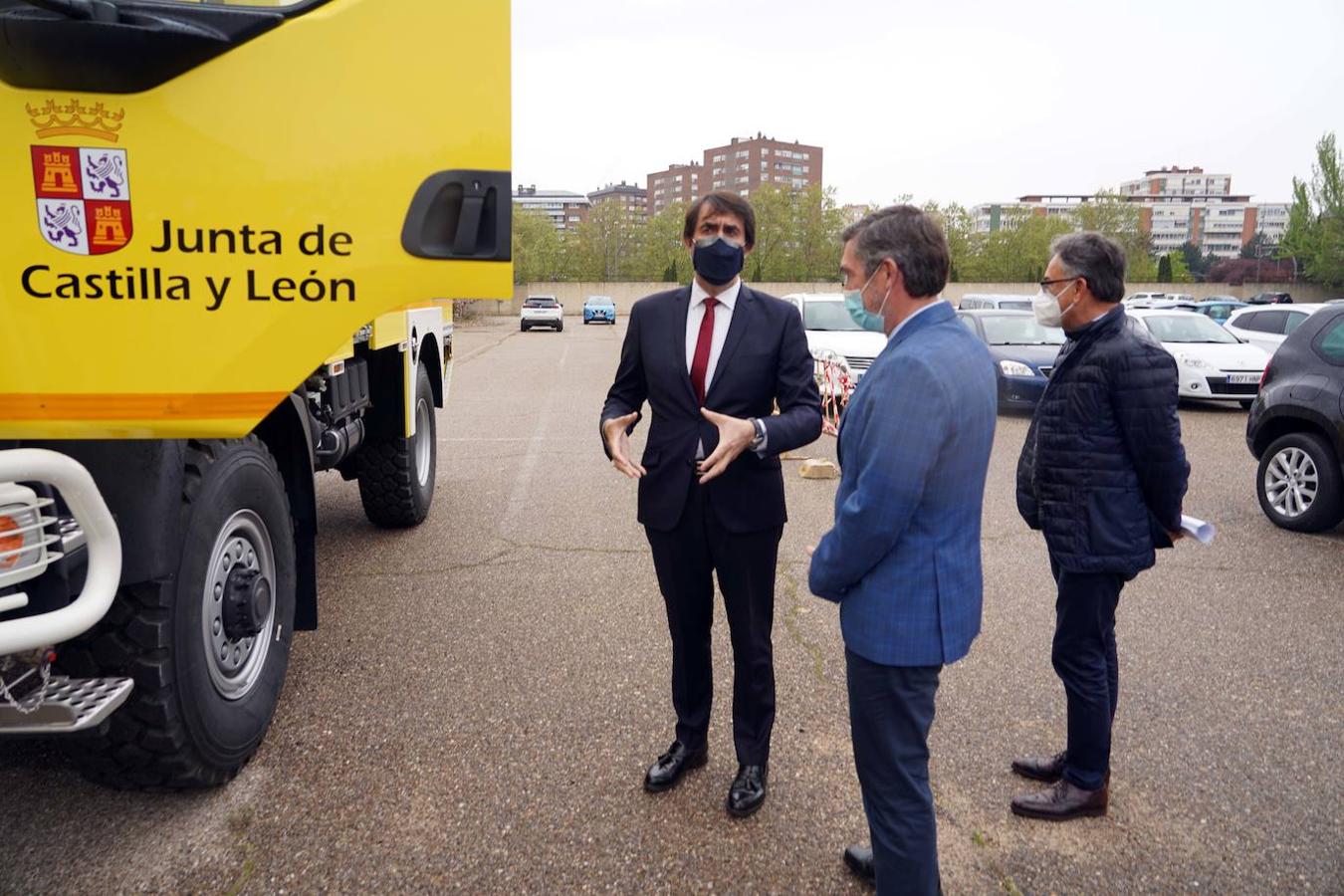 El consejero de Fomento y Medio Ambiente, Juan Carlos Suárez-Quiñones, hace entrega de tres nuevos camiones autobomba todoterreno para extinción de incendios forestales en Burgos, León y Zamora