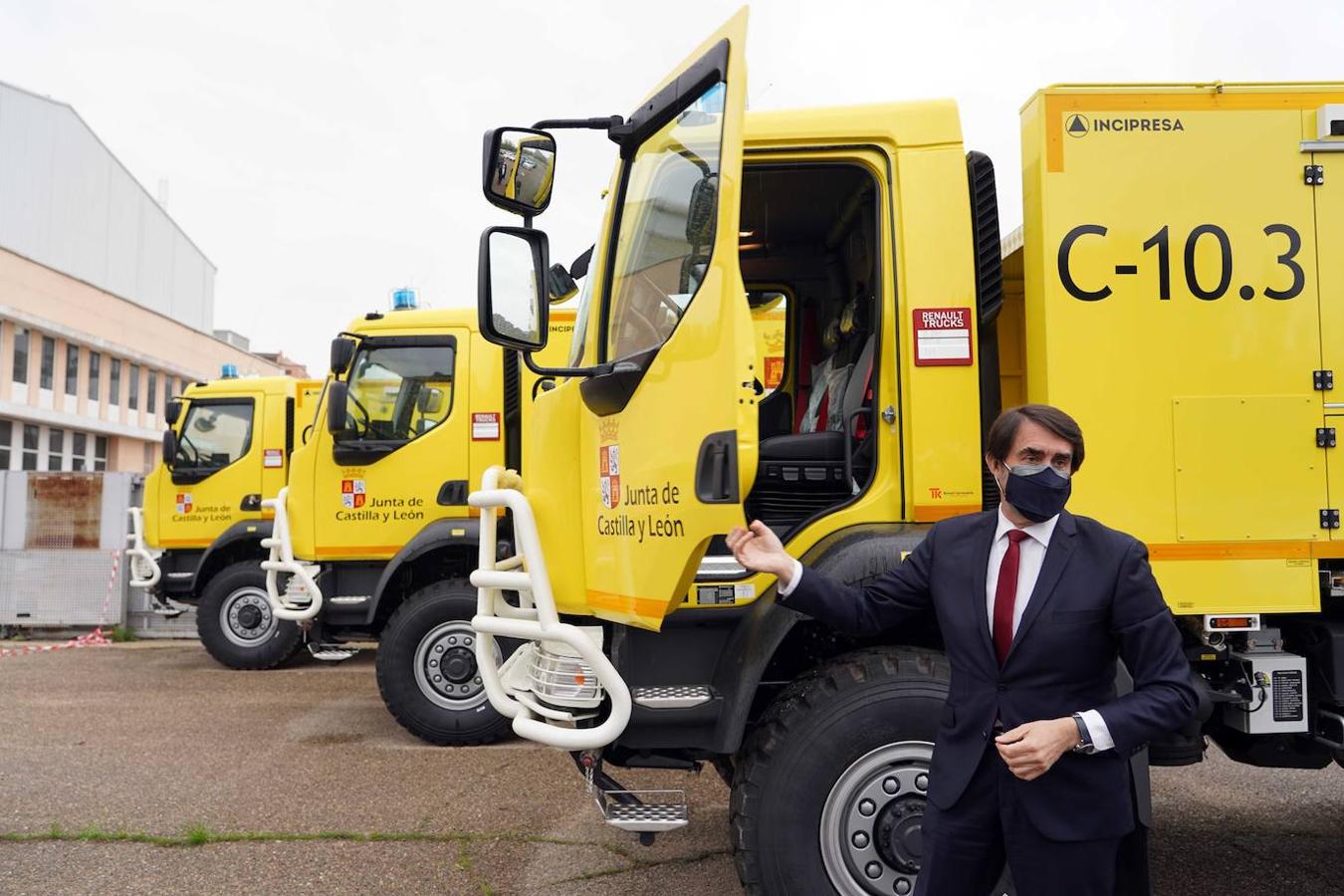 El consejero de Fomento y Medio Ambiente, Juan Carlos Suárez-Quiñones, hace entrega de tres nuevos camiones autobomba todoterreno para extinción de incendios forestales en Burgos, León y Zamora