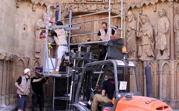 Momento en el que se procede a la retirada de las estatuas.